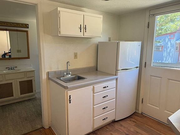 3rd image of 483 E 9th St #B2