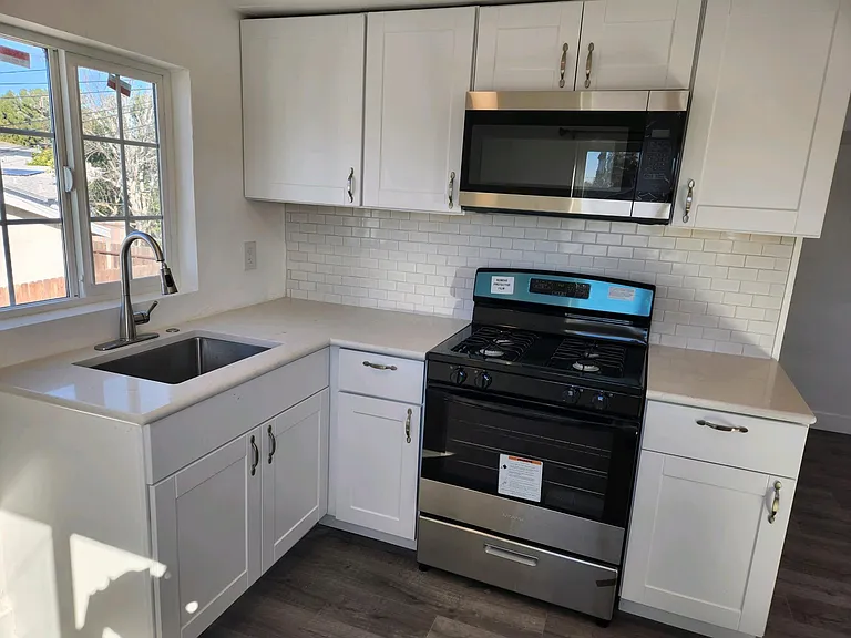 656 W 16th St #1/2 — Photo 6