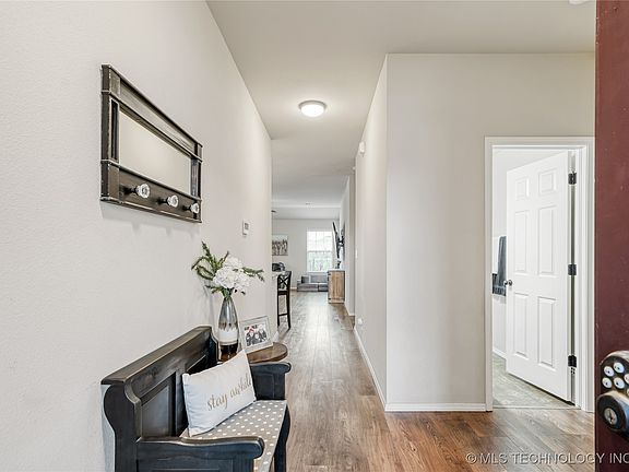4th image of 2717 W Fredericksburg St