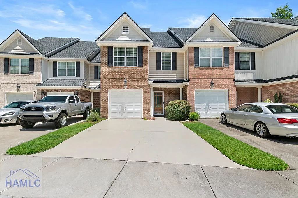 3 bed, 2.5 bath, 2395 sqft, $2,300 — Photo 1