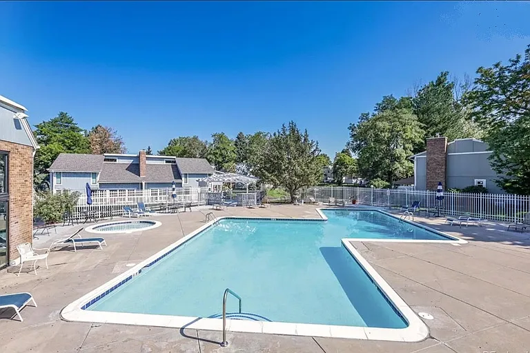2933 S Lansing Way — Photo 37