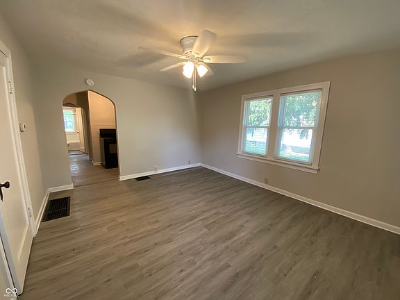 4th image of 1464 N Gladstone Ave