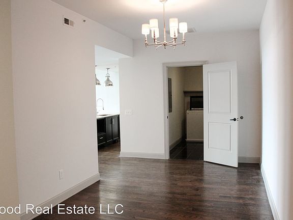 5th image of 939 N High St Unit 408