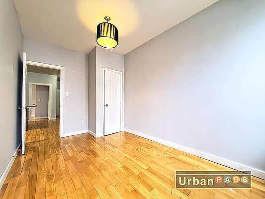 3rd image of 1601 Park Pl APT 2R