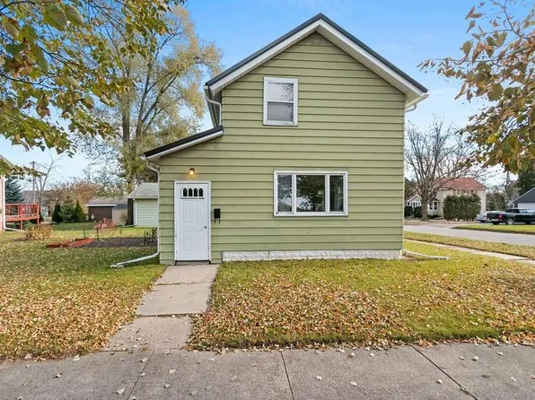 1114 S Pearl St, New London, WI 54961