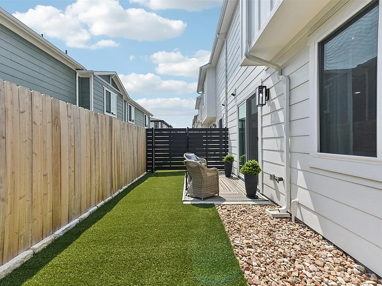 9304 Felix Sparke Dr — Photo 34
