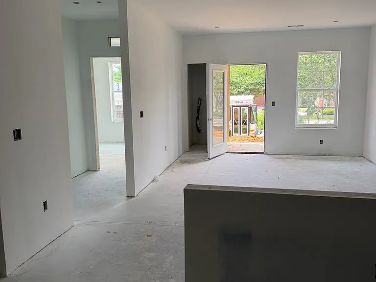 300 Lindenhurst Dr — Photo 10