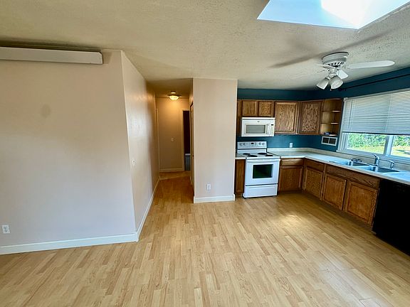 5th image of 138 E Montana St