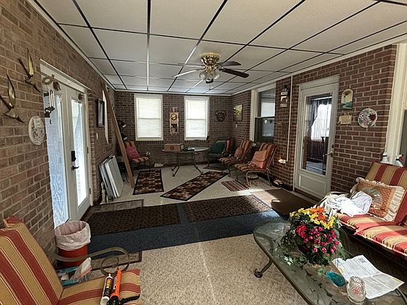 5th image of 420 Mountain View Dr