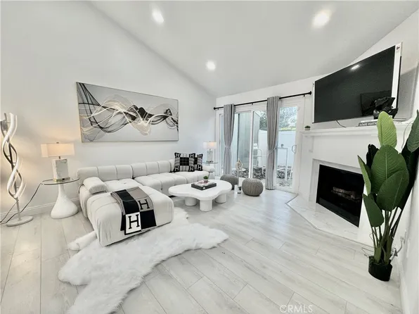 932 Hollow Brook Ln, Costa Mesa, CA 92626