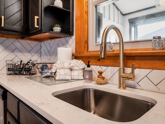 17th image of 1008 Walini Way