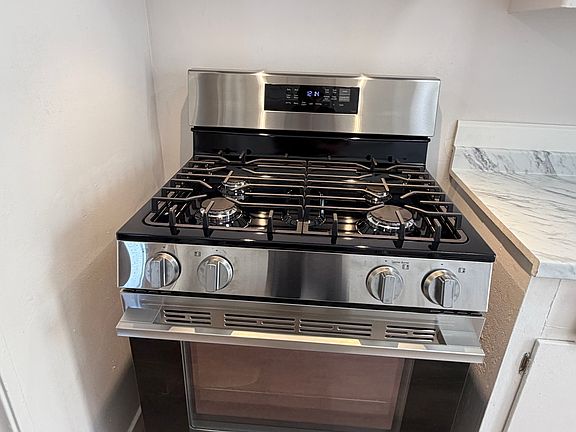 3rd image of 797 Oaklawn Ave #B
