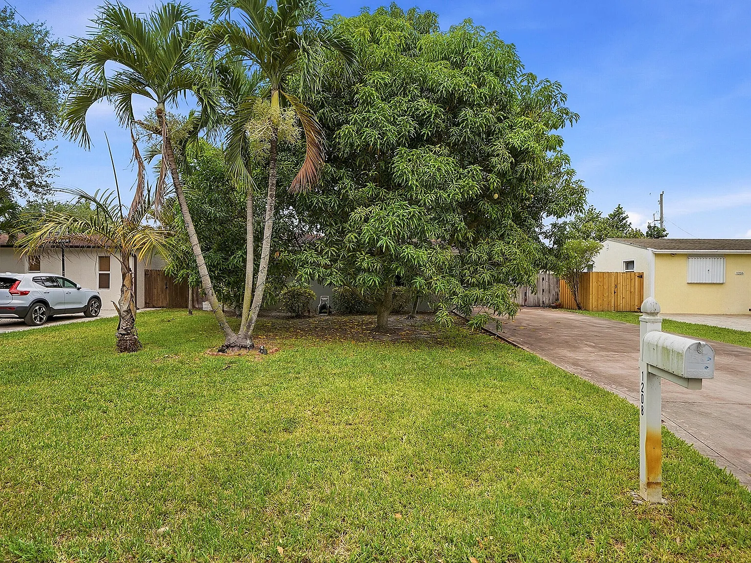 3 bed, 2.0 bath, 1258 sqft, $3,600 — Photo 4