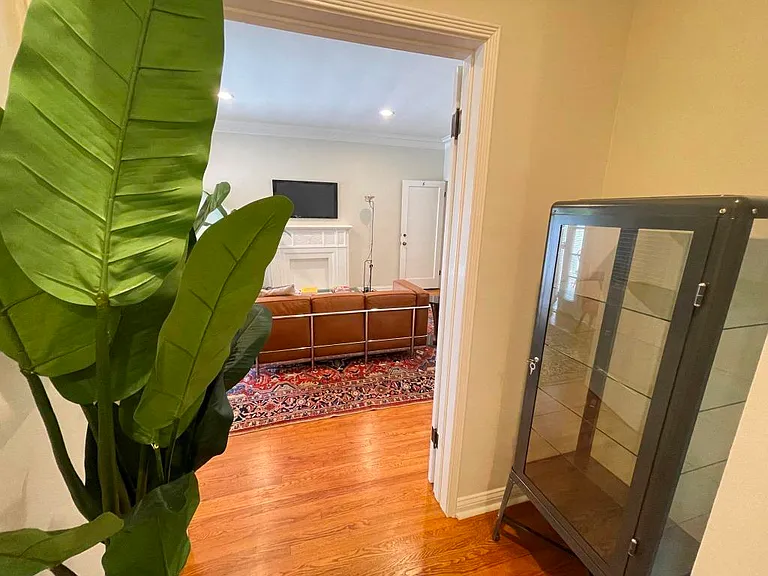 2285 N Beachwood Dr #5 — Photo 17