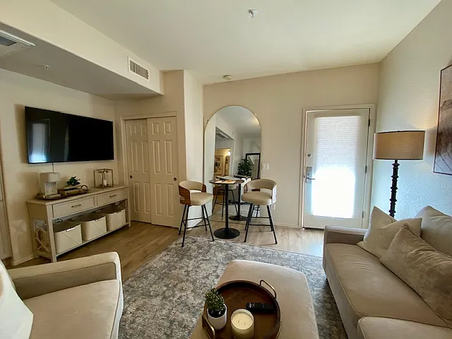 Studio, 300 sqft, $1,300 — Photo 4