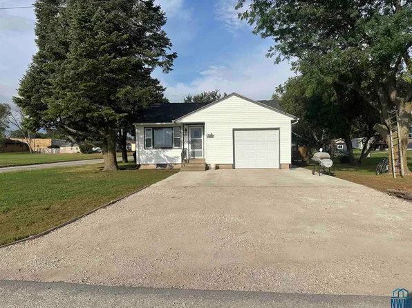 1022 Northwestern Dr, Storm Lake, IA 50588
