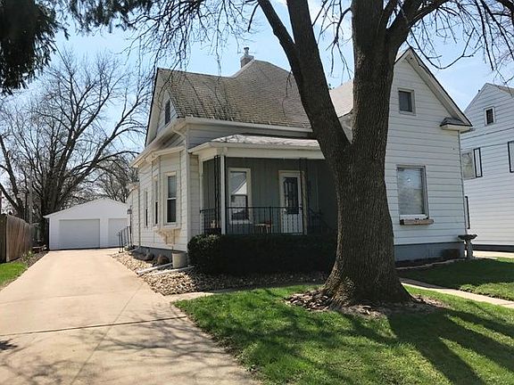 2nd image of 821 Rockwell St