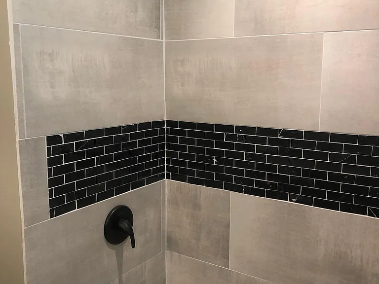 Main Bathroom Shower/Tub