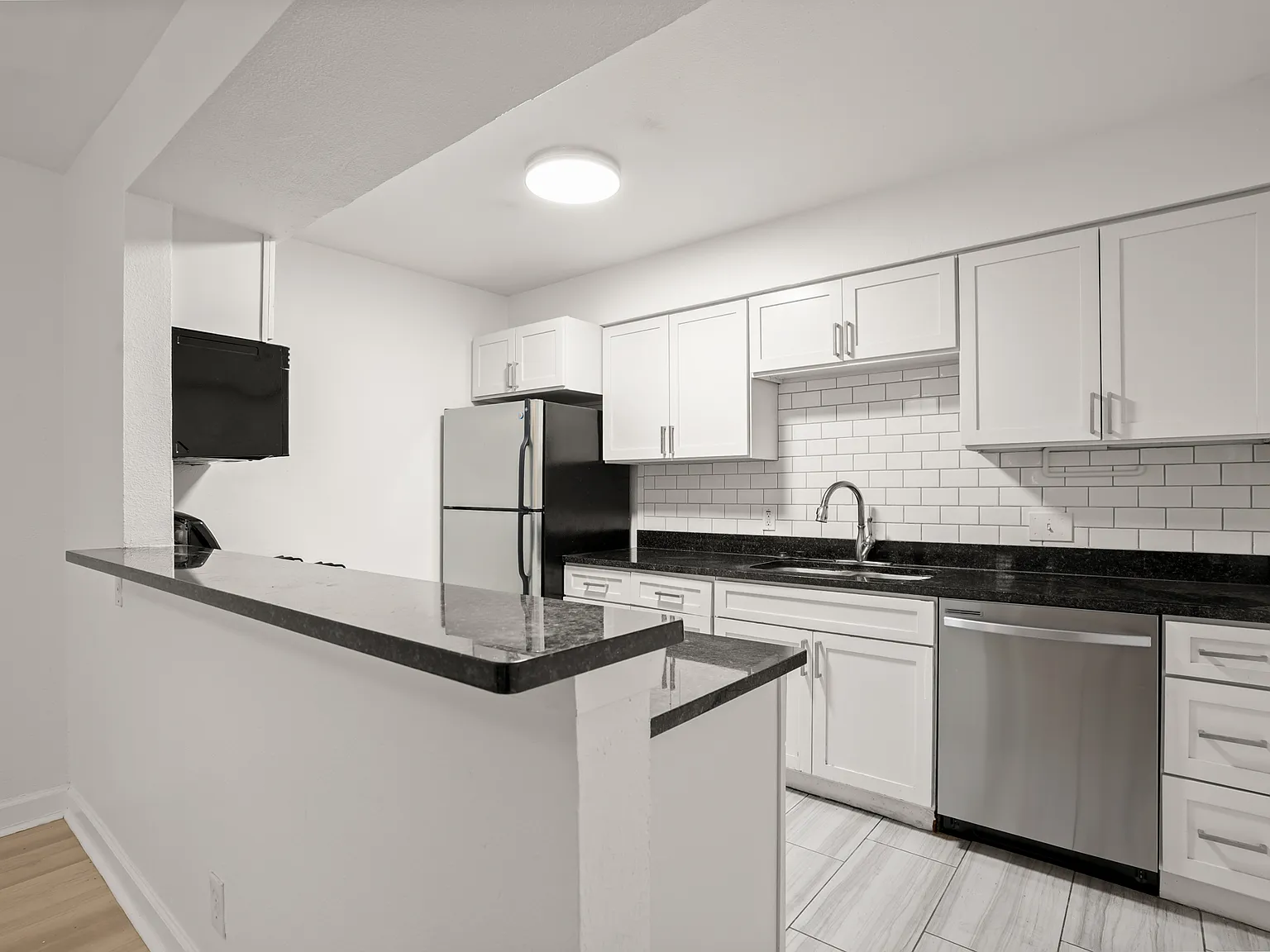 2 bed, 928 sqft, $2,075 — Photo 3