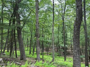 141 Waterview Dr, Hawley, PA 18428