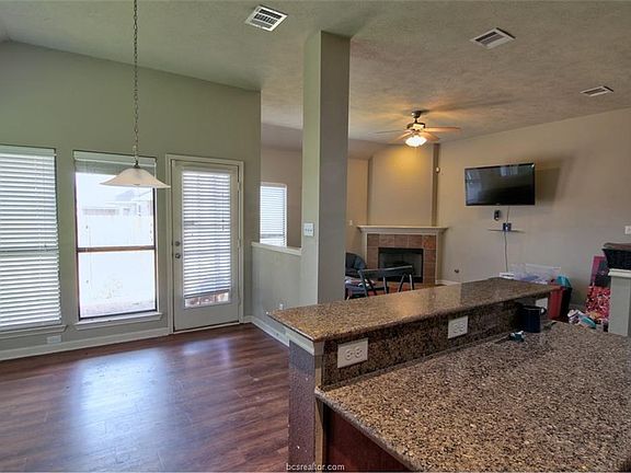 3rd image of 206 Boulder Dr