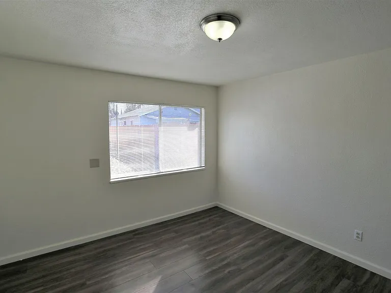 9817 N Stephens St — Photo 7