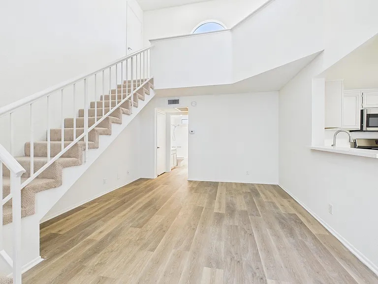 11325 Morrison St — Photo 11