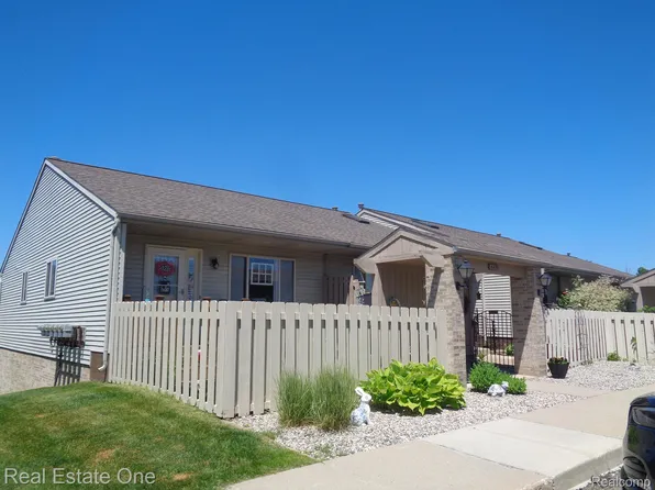 62310 Arlington Cir Unit 1, South Lyon, MI 48178