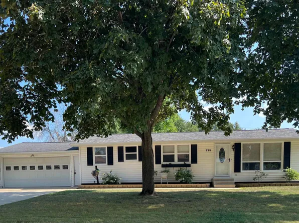 715 Sunset St, New Hampton, IA 50659