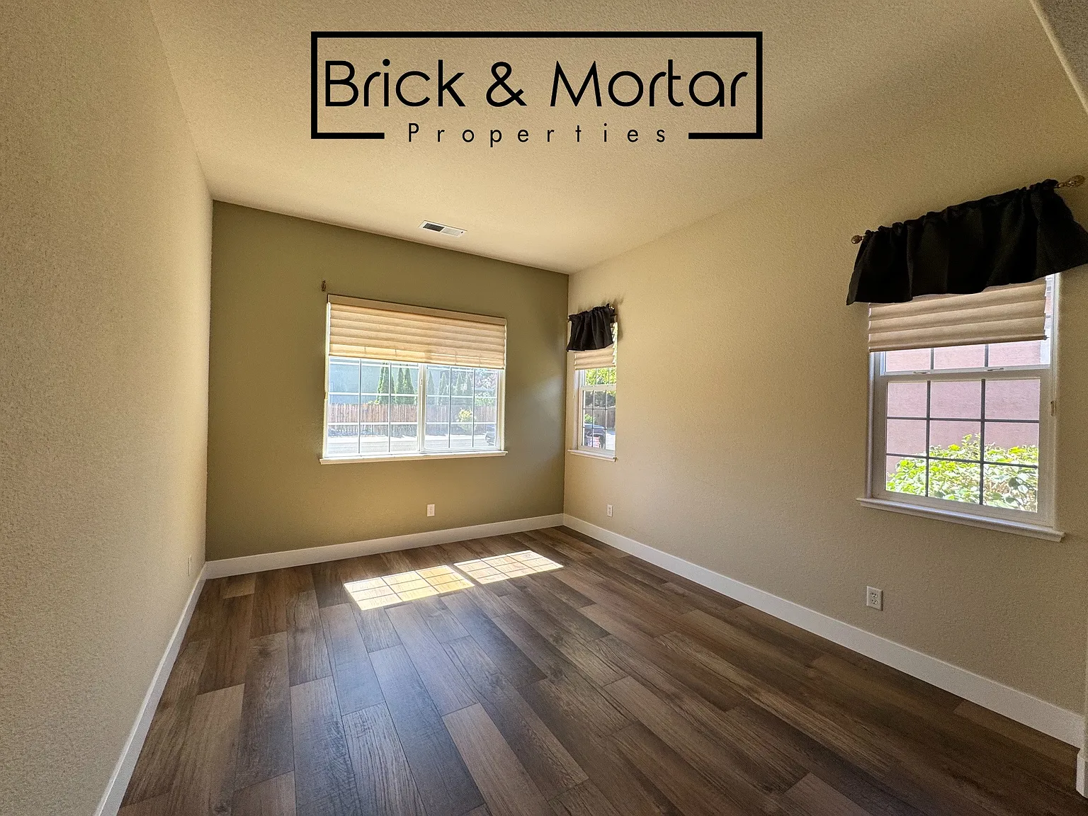 3 bed, 2299 sqft, $2,700 — Photo 4