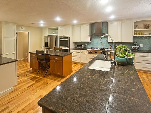 5th image of 999 Deerfield Dr