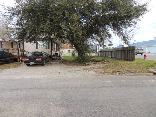 2nd image of 133 S Commerce St