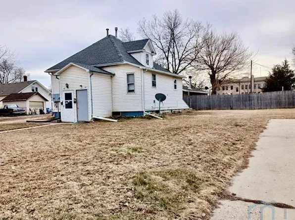 216-218 W Cedar St, Vermillion, SD 57069