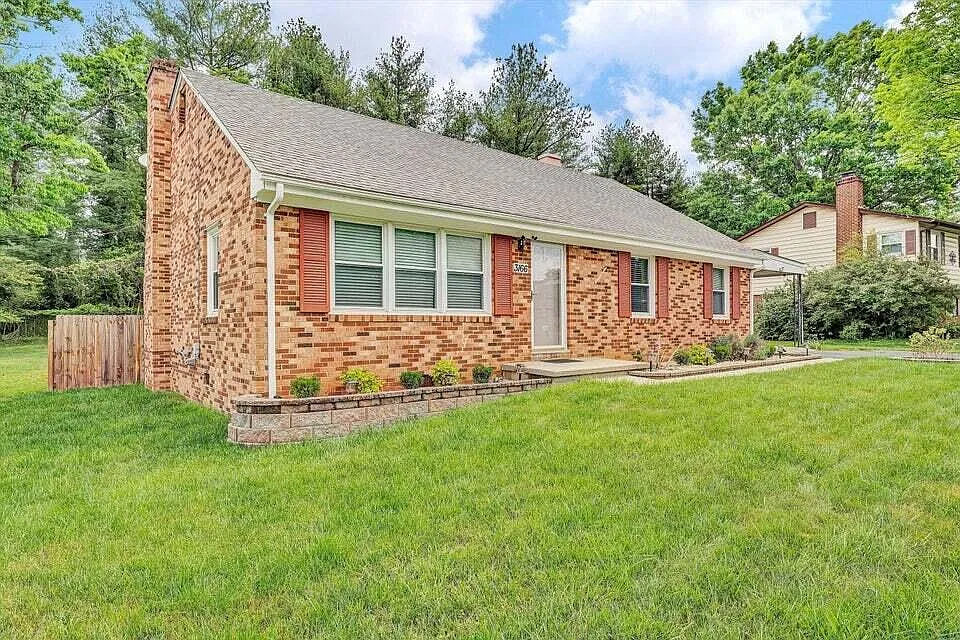 4 bed, 2.0 bath, 2318 sqft, $2,500 — Photo 3