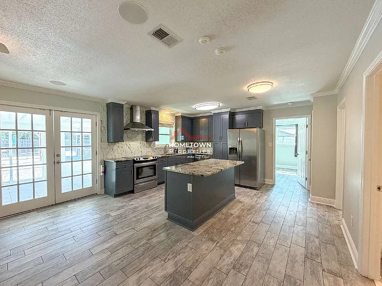 220 Cordoba St — Photo 8