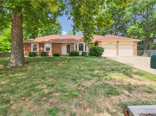 924 SE 5th St, Lees Summit, MO 64063