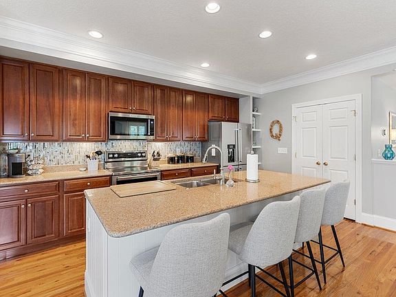 5th image of 1612 Honeysuckle Dr