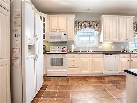 5th image of 144 Glenmoor Cir