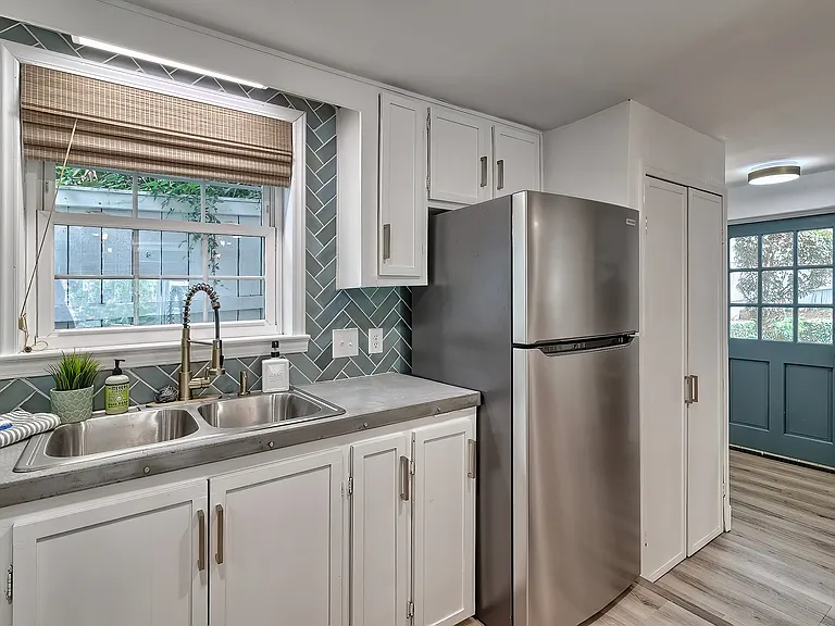 2408 Lincoln St — Photo 15