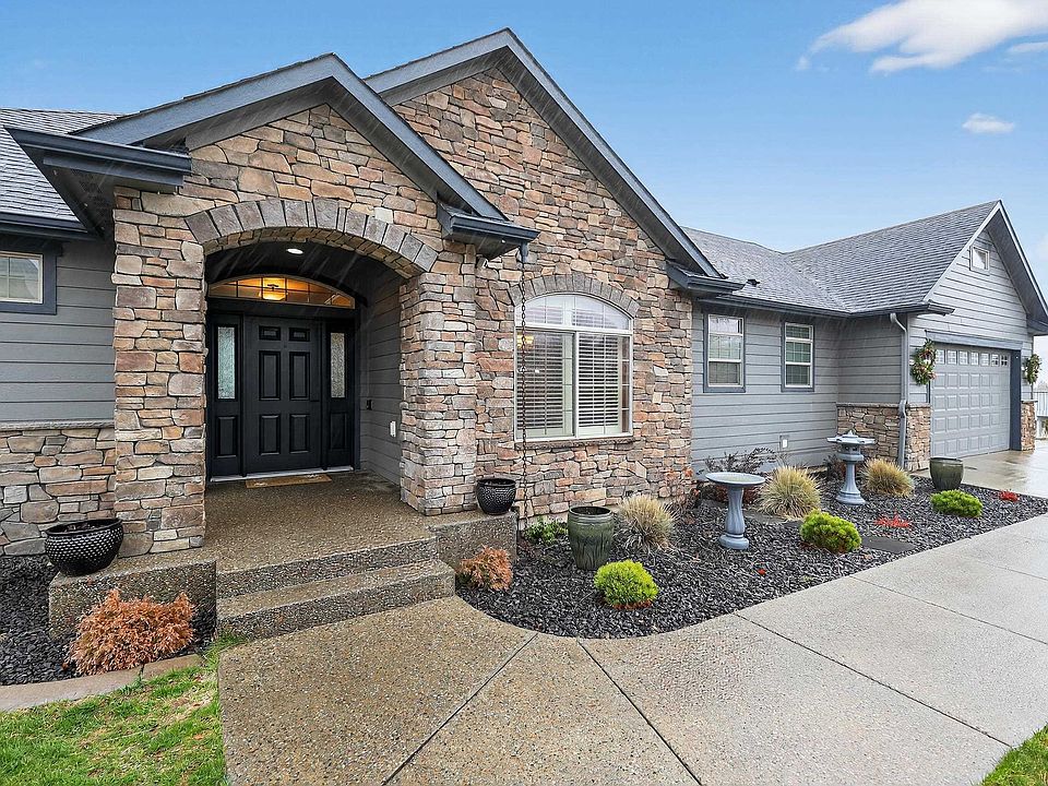 1st image of 729 Montague Dr