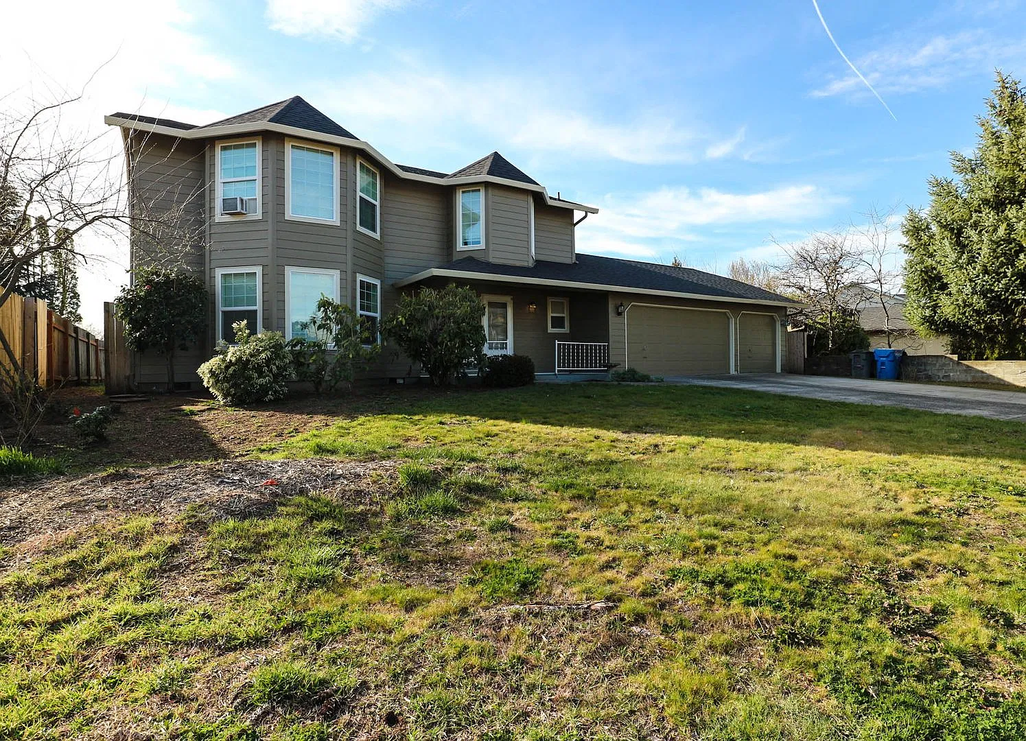 Spacious 4 Bedroom near Mountain View High! — Photo 1