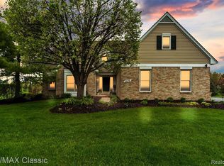 3074 Berkshire Ct, Milford, MI 48380