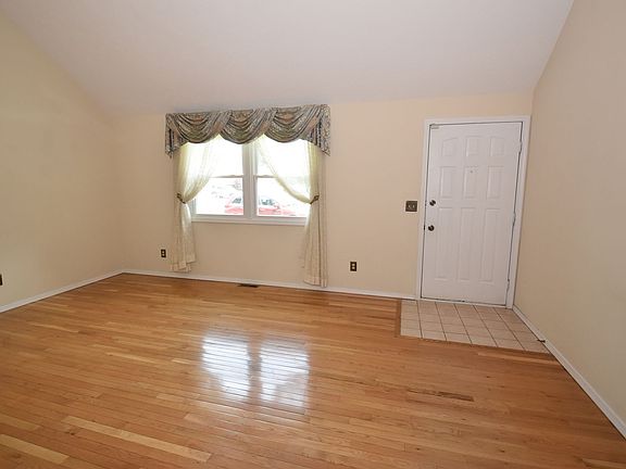 4th image of 525 Lowell Wood S