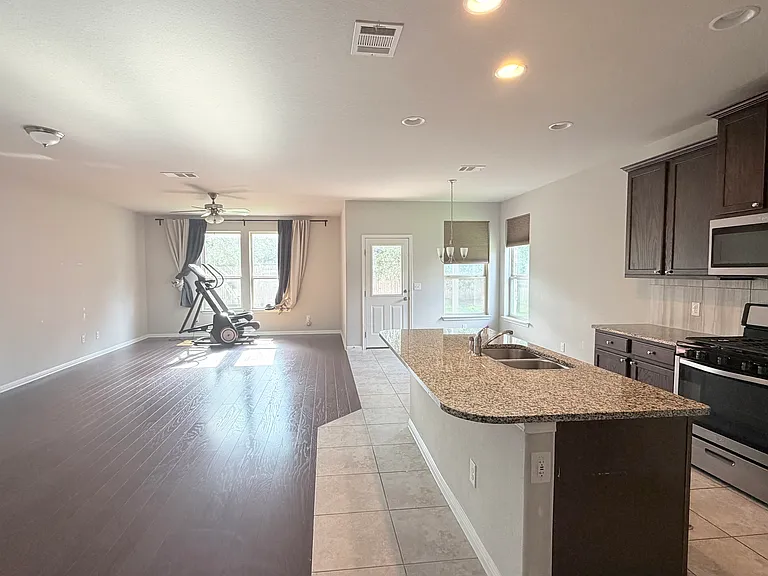1009 Valley View Dr — Photo 5