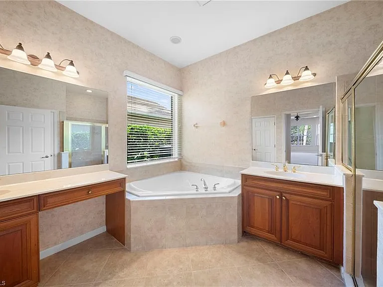7914 Founders Cir — Photo 16