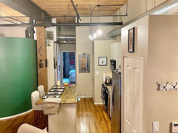 3rd image of 1670 N Claremont Ave APT 103