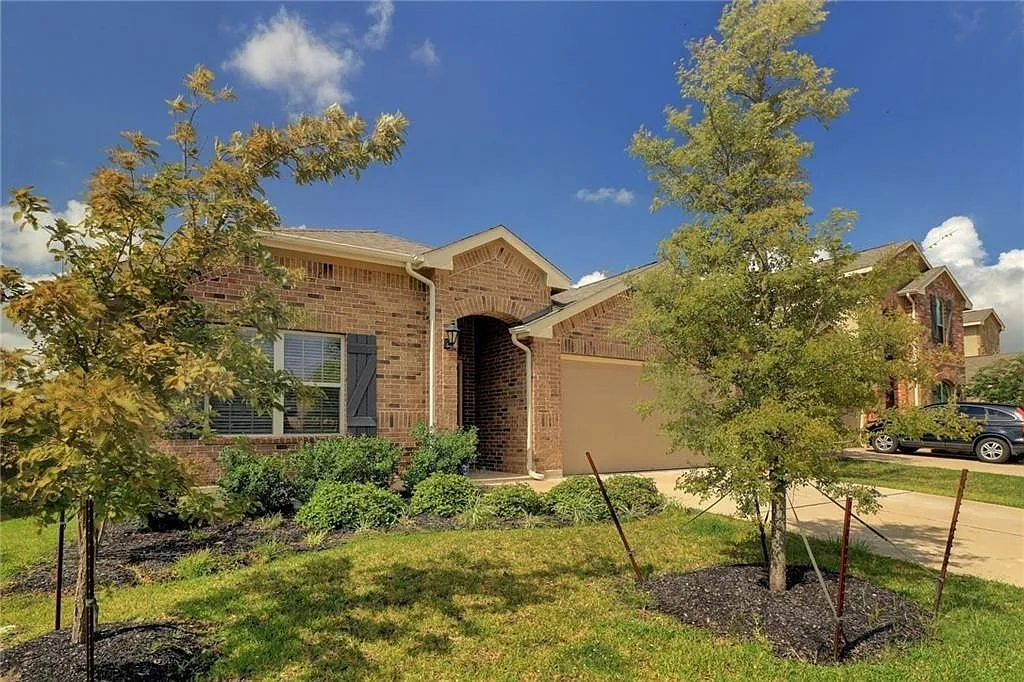 4 bed, 2.0 bath, 1822 sqft, $2,195 — Photo 2