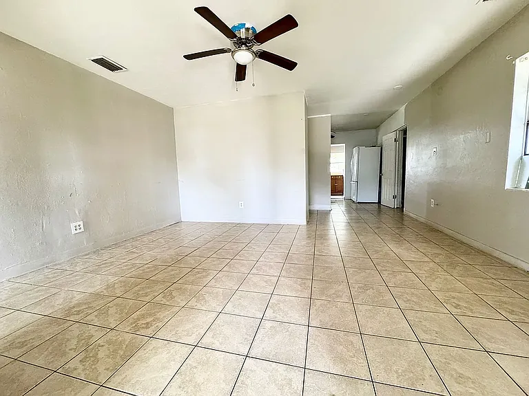 2233 E Magnolia St — Photo 2