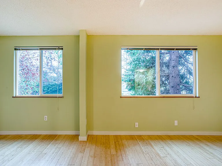11 SW Curry St — Photo 6