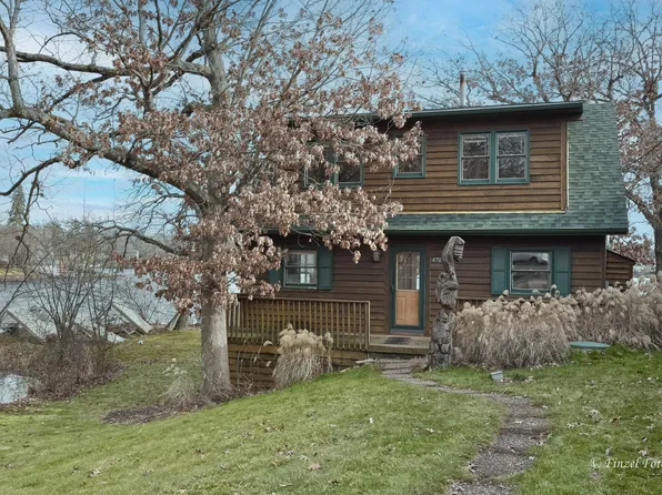 4702 W Lake Shore Dr, Wonder Lake, IL 60097